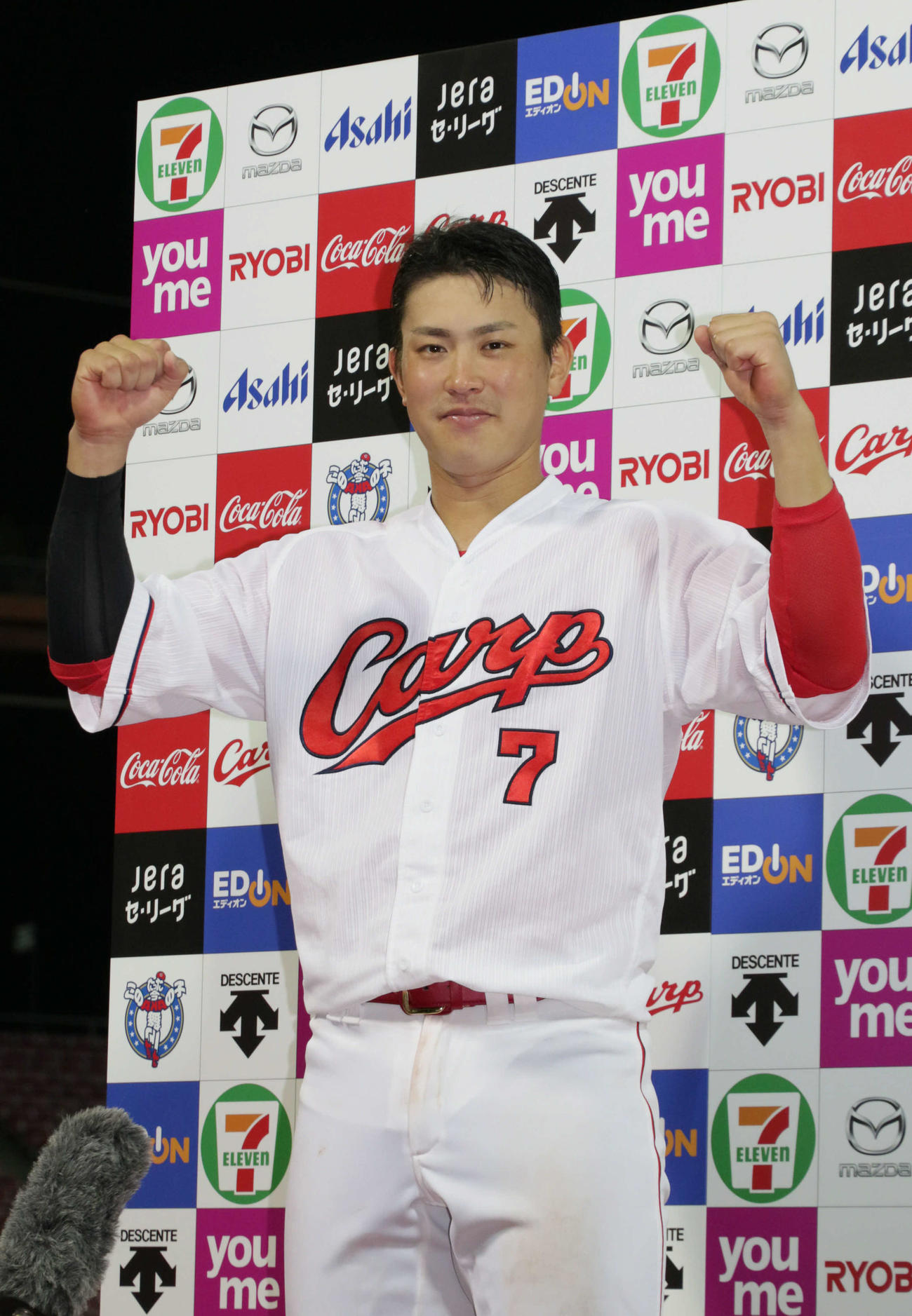 広島対DeNA　お立ち台でガッツポーズする広島堂林（撮影・加藤孝規）