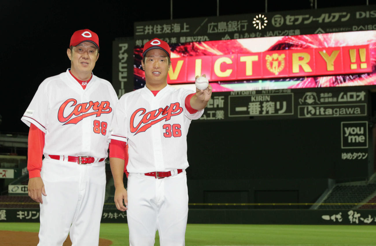 広島対DeNA4回戦　プロ初勝利の広島塹江と佐々岡監督（左）（撮影・加藤孝規）