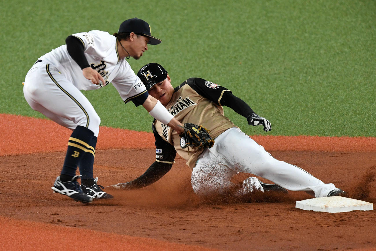 オリックス対日本ハム3回表日本ハム2死一塁、清宮は二塁盗塁に成功。野手安達（撮影・前岡正明）