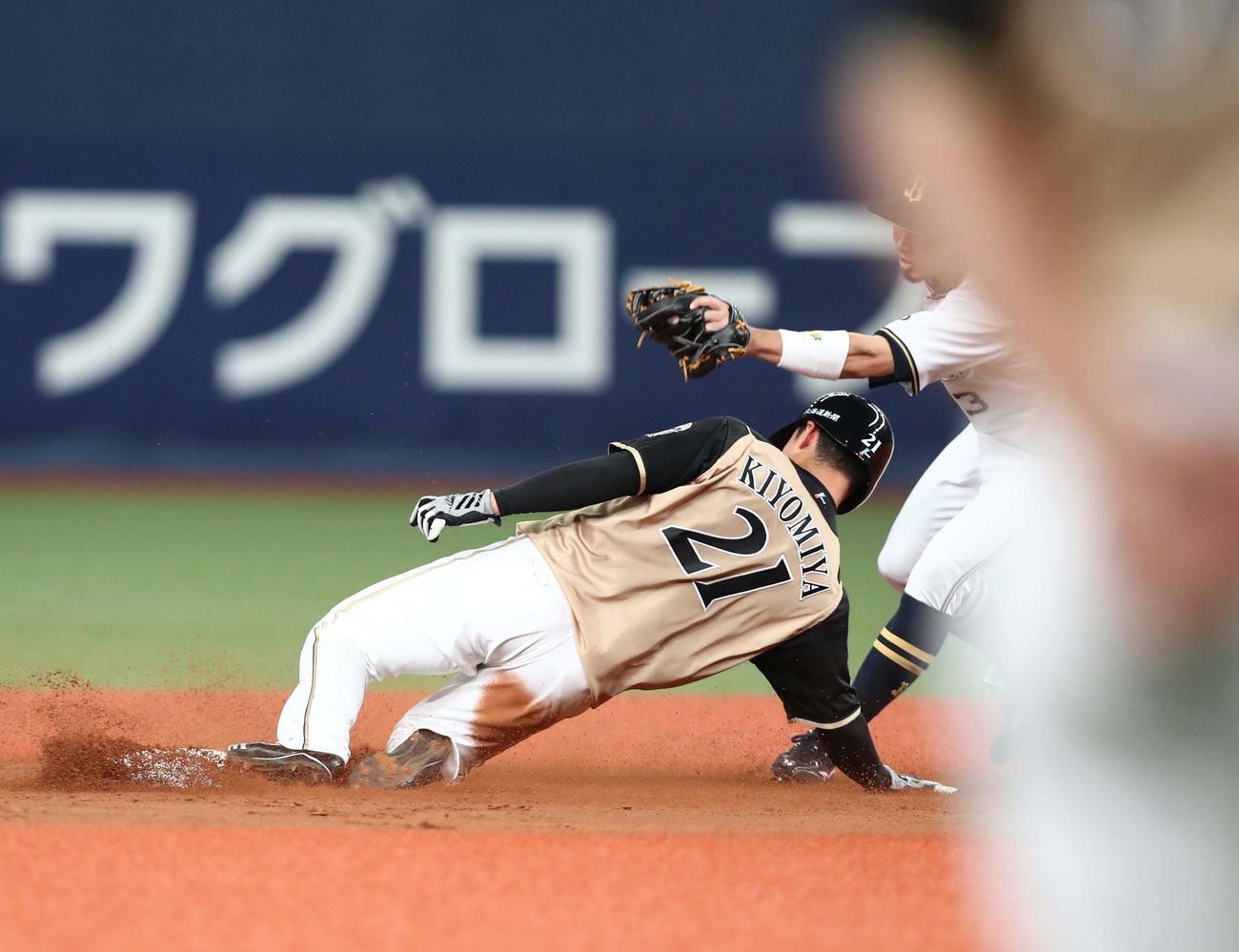 オリックス対日本ハム　3回表日本ハム2死一塁、盗塁を決める清宮（撮影・黒川智章）