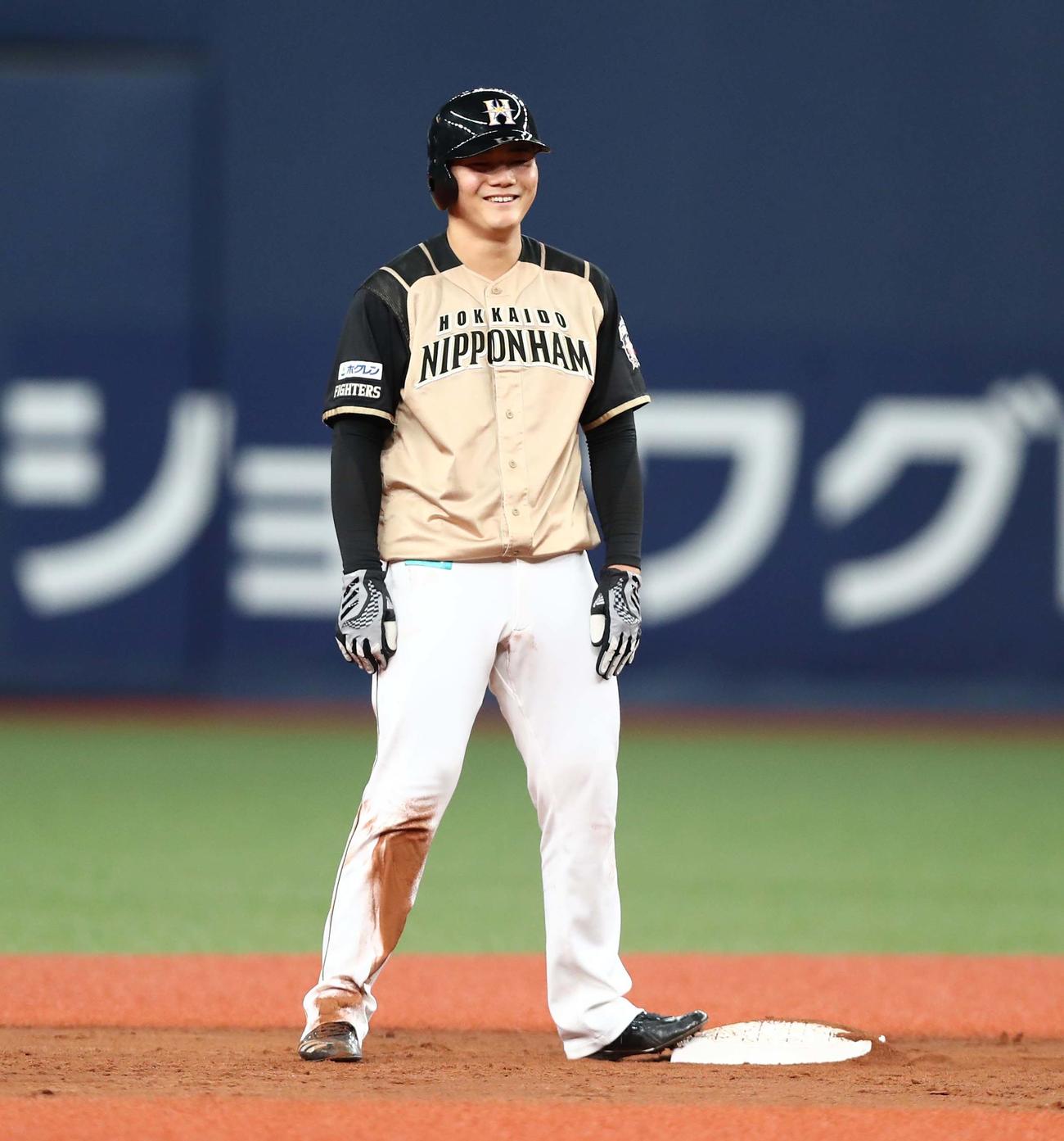 オリックス対日本ハム　3回表日本ハム2死一塁、盗塁を決め笑顔の清宮（撮影・黒川智章）