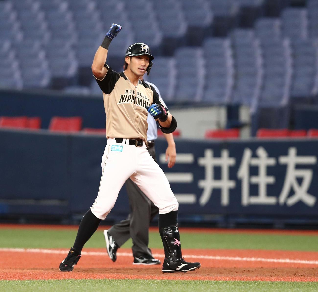 オリックス対日本ハム　2回表日本ハム2死満塁、左前2点適時打を放りガッツポーズの大田（撮影・黒川智章）