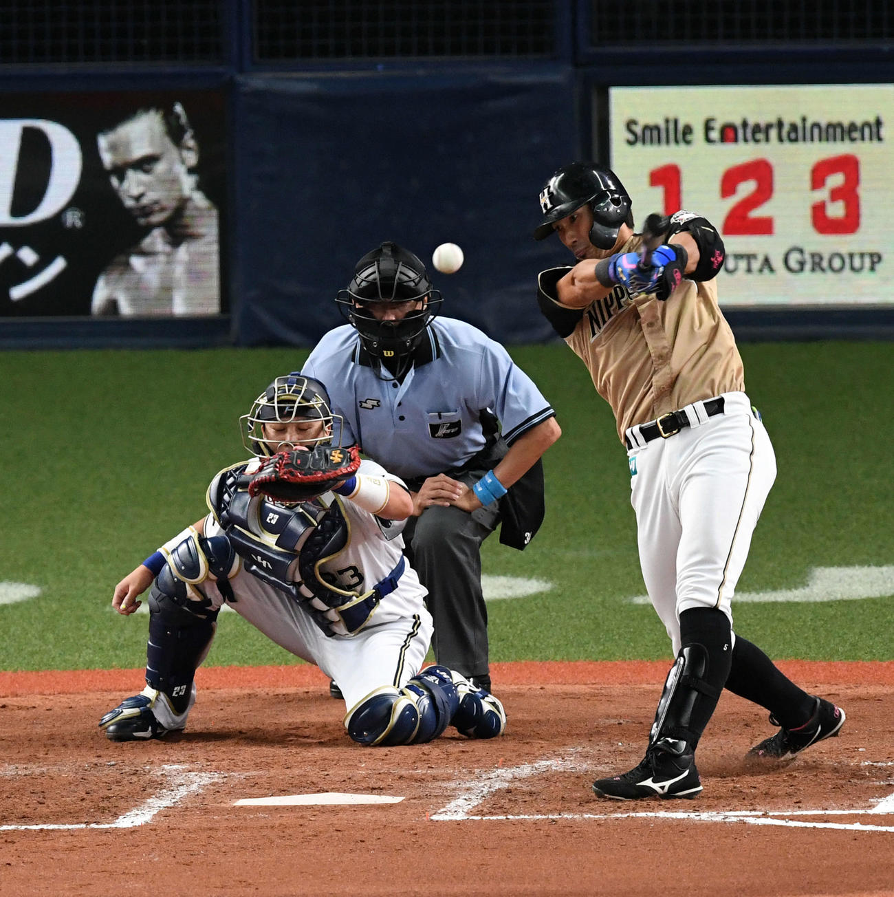 オリックス対日本ハム8回表日本ハム無死一、二塁、大田は中適時2点二塁打を放つ（撮影・前岡正明）