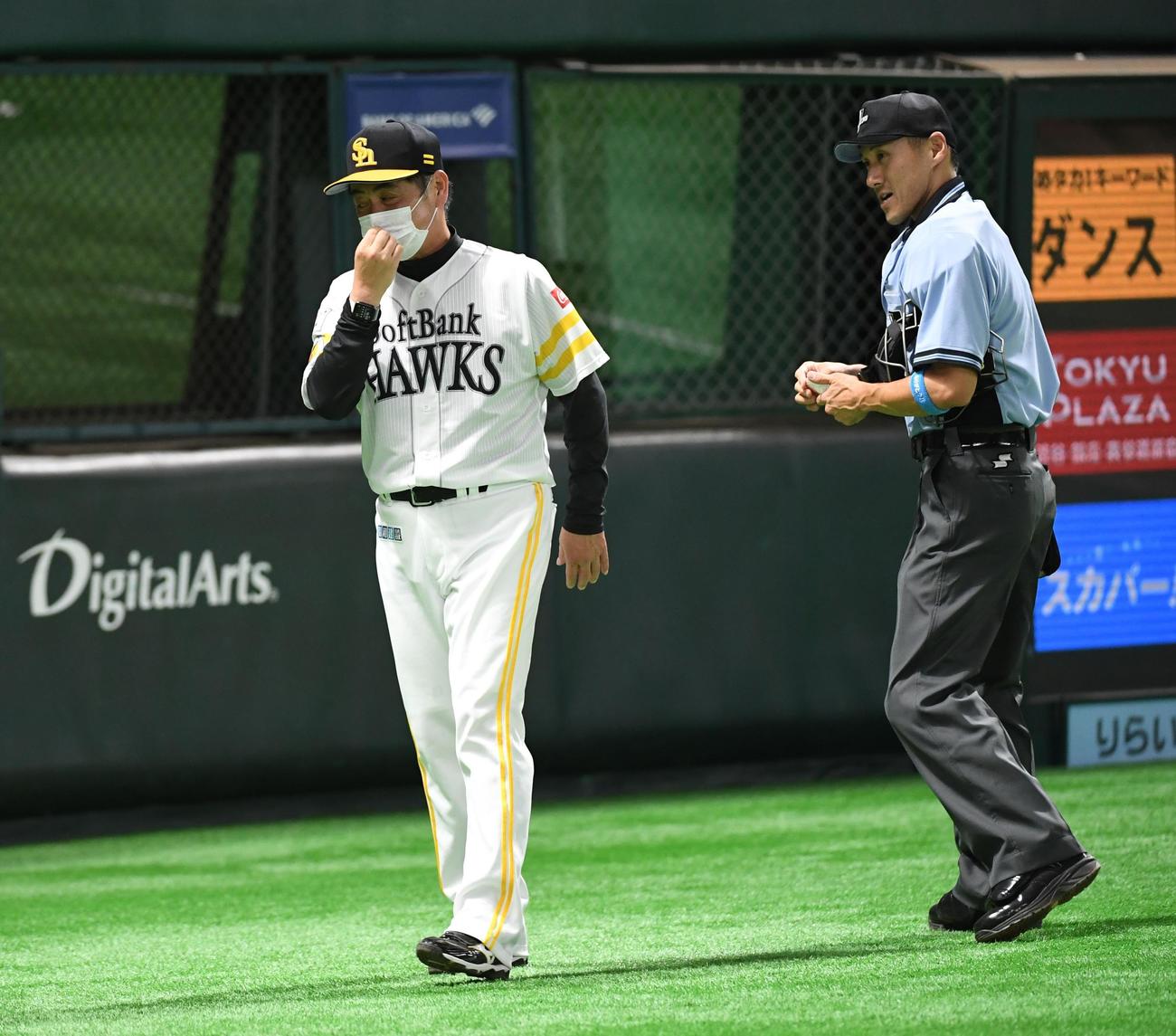 先発の笠谷俊介の降板を告げる工藤公康監督（撮影・今浪浩三）