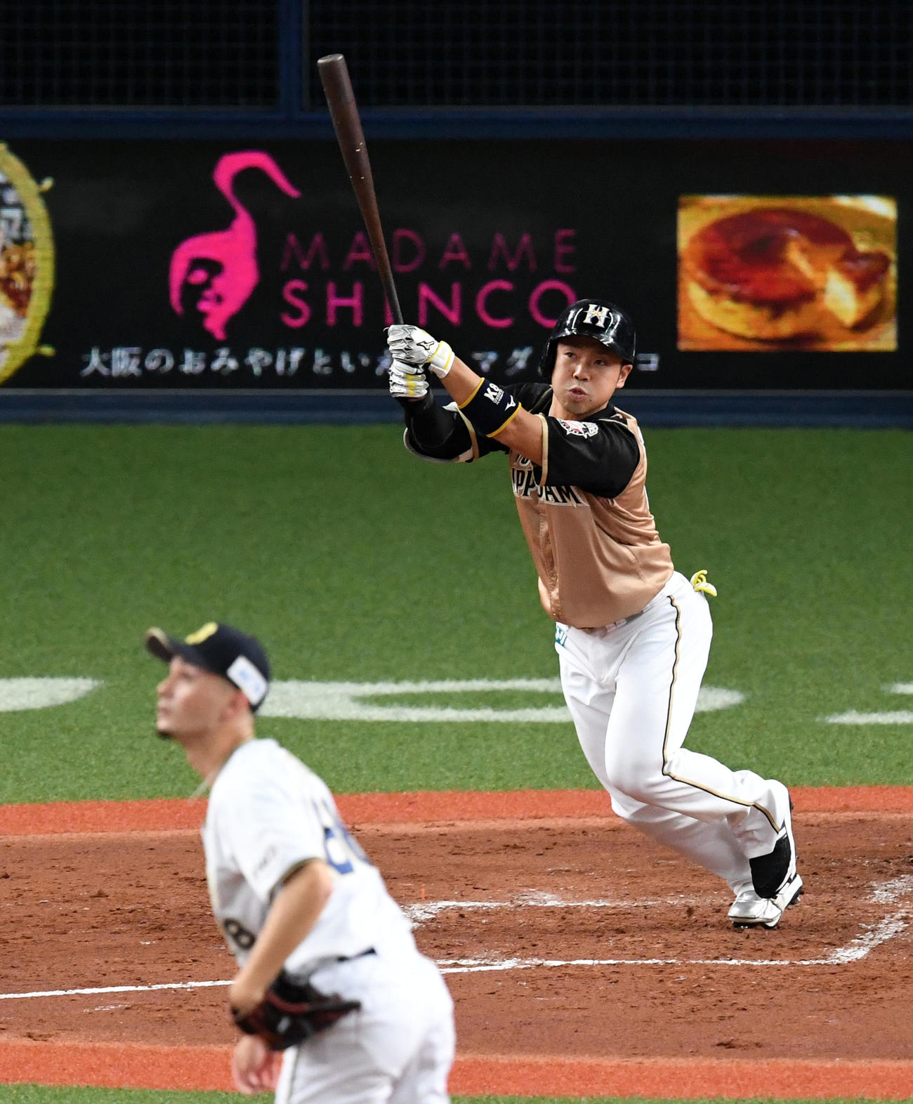 オリックス対日本ハム2回表日本ハム2死一、二塁、近藤は右越え3点本塁打を放つ（撮影・前岡正明）