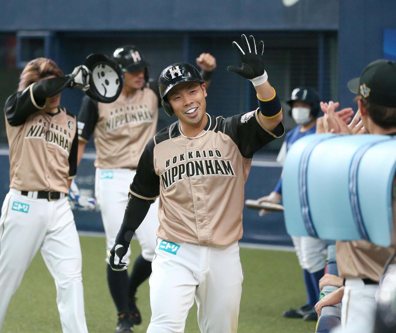 オリックス対日本ハム　2回表、3点本塁打を放った近藤はナインに出迎えられる（撮影・黒川智章）
