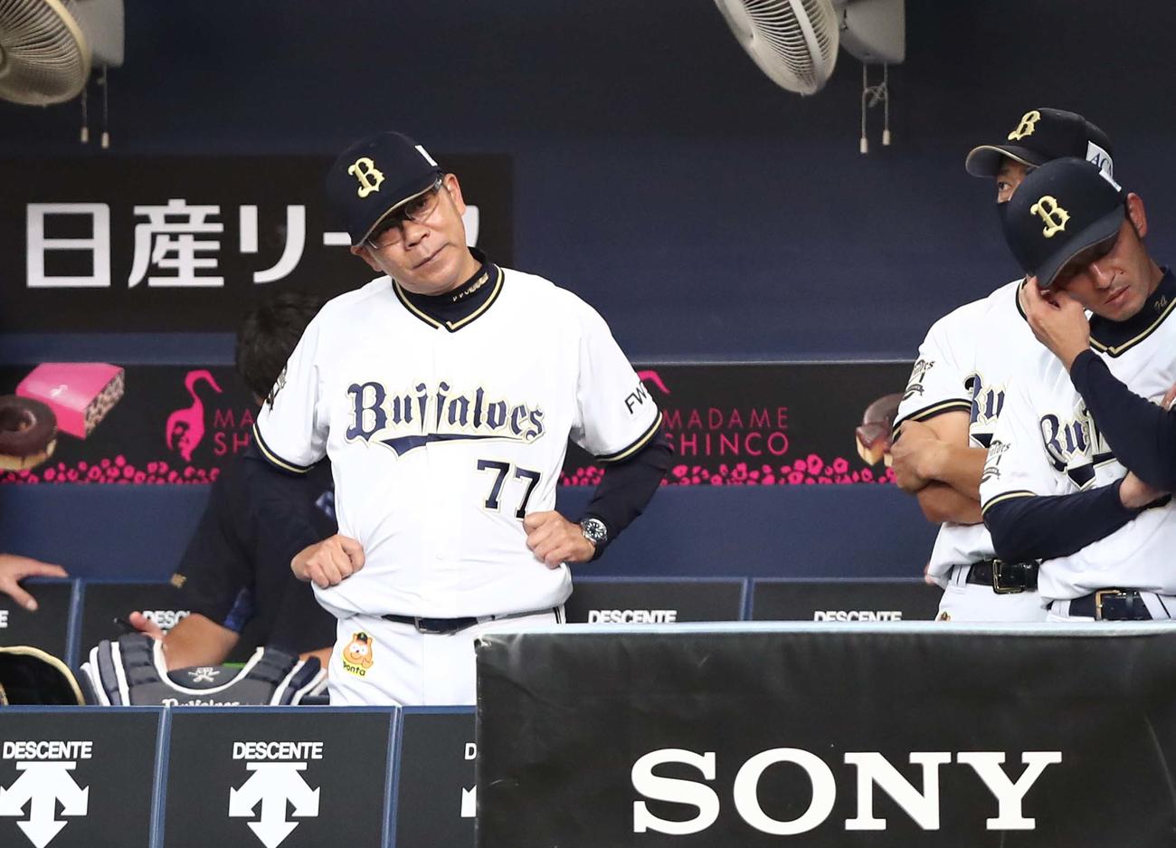 オリックス対日本ハム　ベンチで渋い表情の西村監督（撮影・黒川智章）