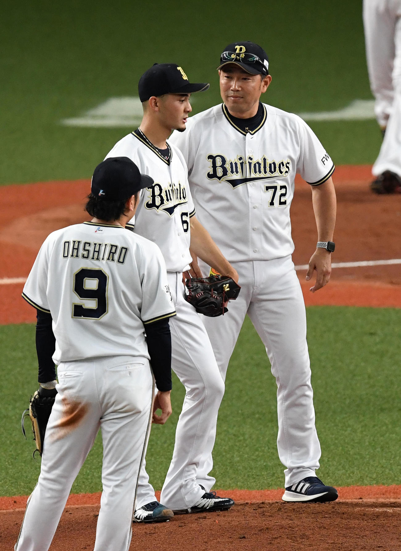オリックス対日本ハム2回表日本ハム2死一、三塁、平井コーチ（右）のアドバイスを聞く鈴木優（撮影・前岡正明）