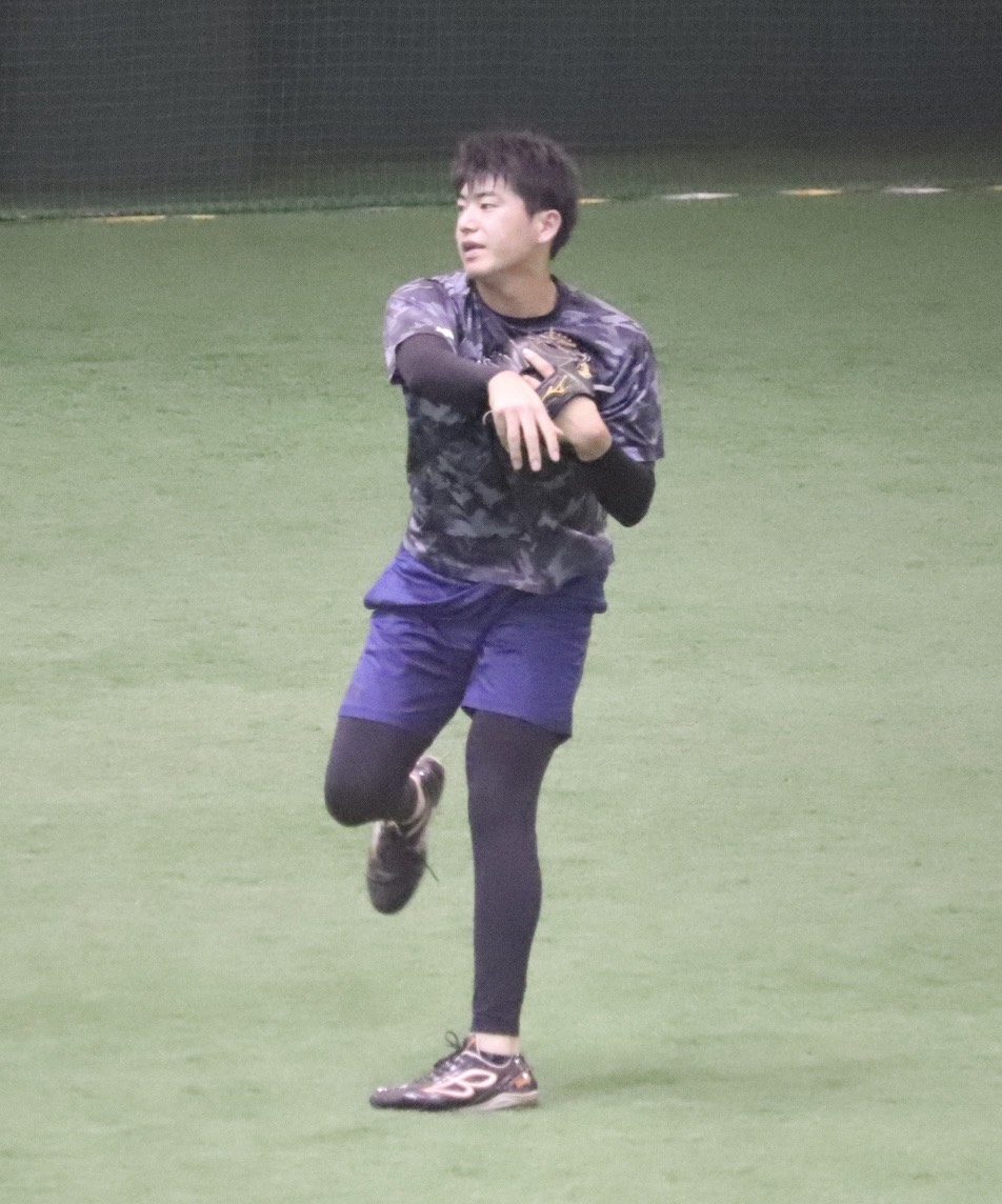 内野手に転向した巨人山上は内野ノックを受ける（撮影・久永壮真）