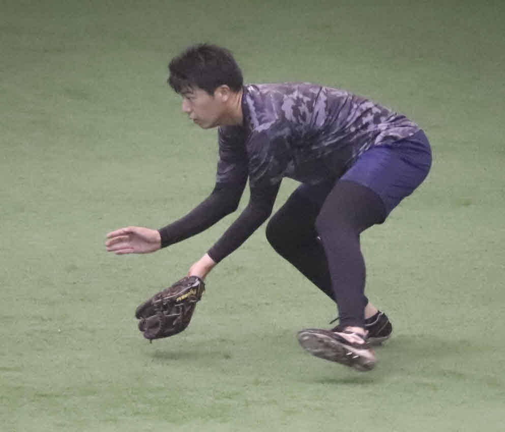 内野手に転向した巨人山上は内野ノックを受ける（撮影・久永壮真）