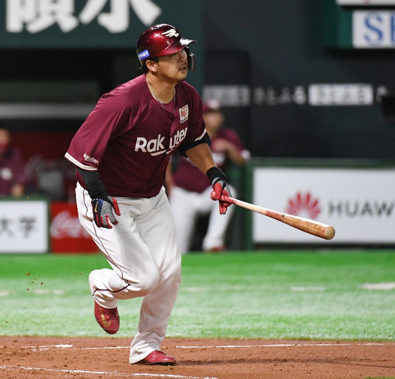 2回表楽天1死一、二塁、浅村栄斗は右越えに3点本塁打を放つ（撮影・今浪浩三）