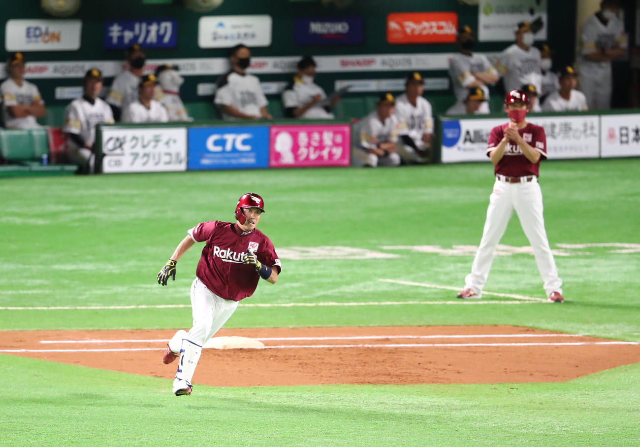 ソフトバンク対楽天　6回表楽天2死一、二塁、藤田は中越えに2点適時二塁打を放ち一塁を回る（撮影・梅根麻紀）