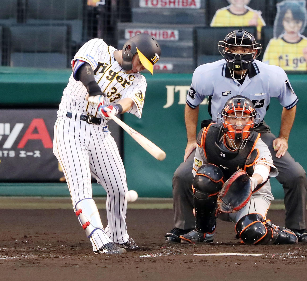 阪神対巨人　3回裏阪神2死、糸原は中前打を放つ（撮影・加藤哉）