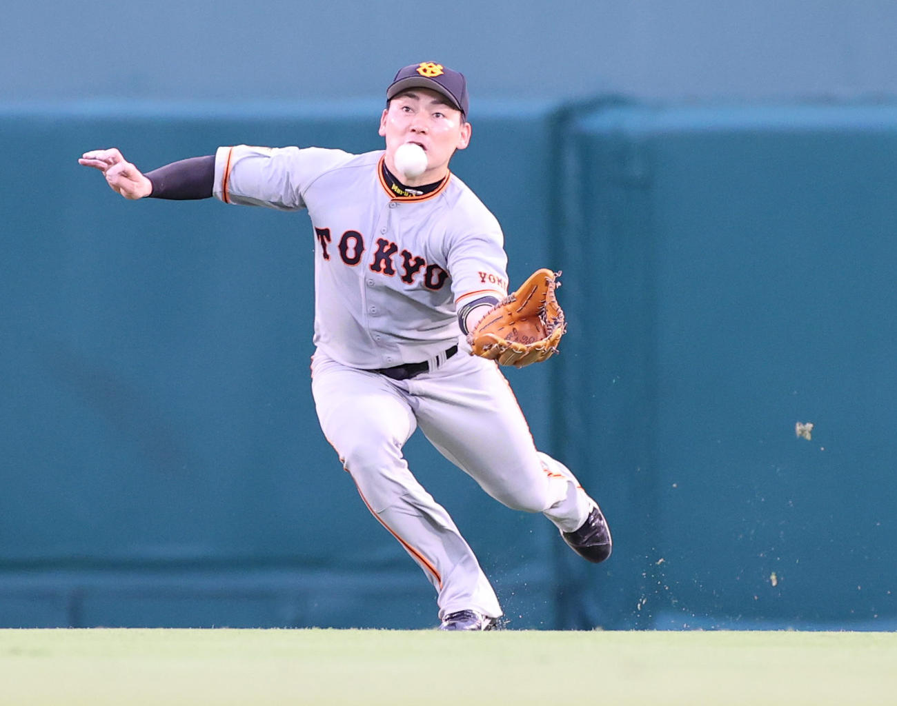 3回裏阪神2死一塁、糸井の打球に飛び込み好捕する中堅手丸（撮影・清水貴仁）