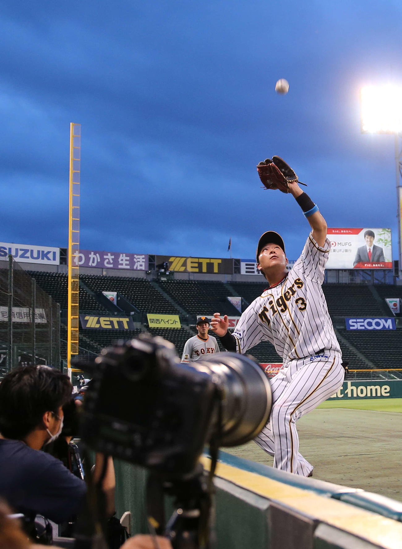 阪神対巨人　5回表巨人2死、丸の邪飛をカメラ席前で捕球する三塁手の大山（撮影・河野匠）