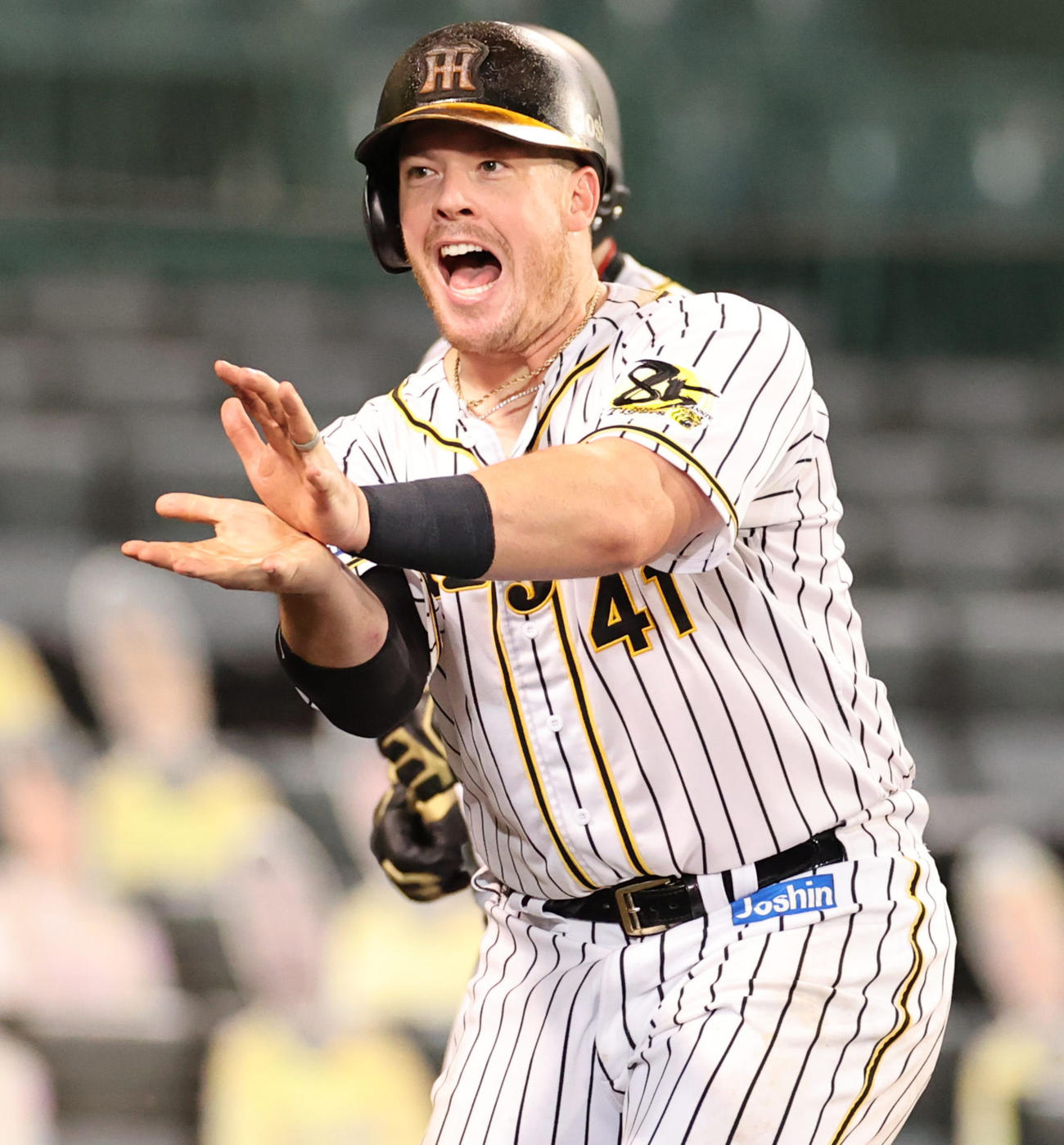 阪神対巨人　7回裏阪神無死一塁、右中間へ先制本塁打を放ち生還しポーズを決めるボーア（撮影・清水貴仁）