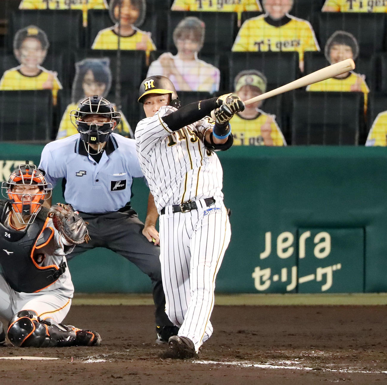 阪神対巨人　8回裏阪神1死一塁、大山は左線二塁打を放つ（撮影・加藤哉）