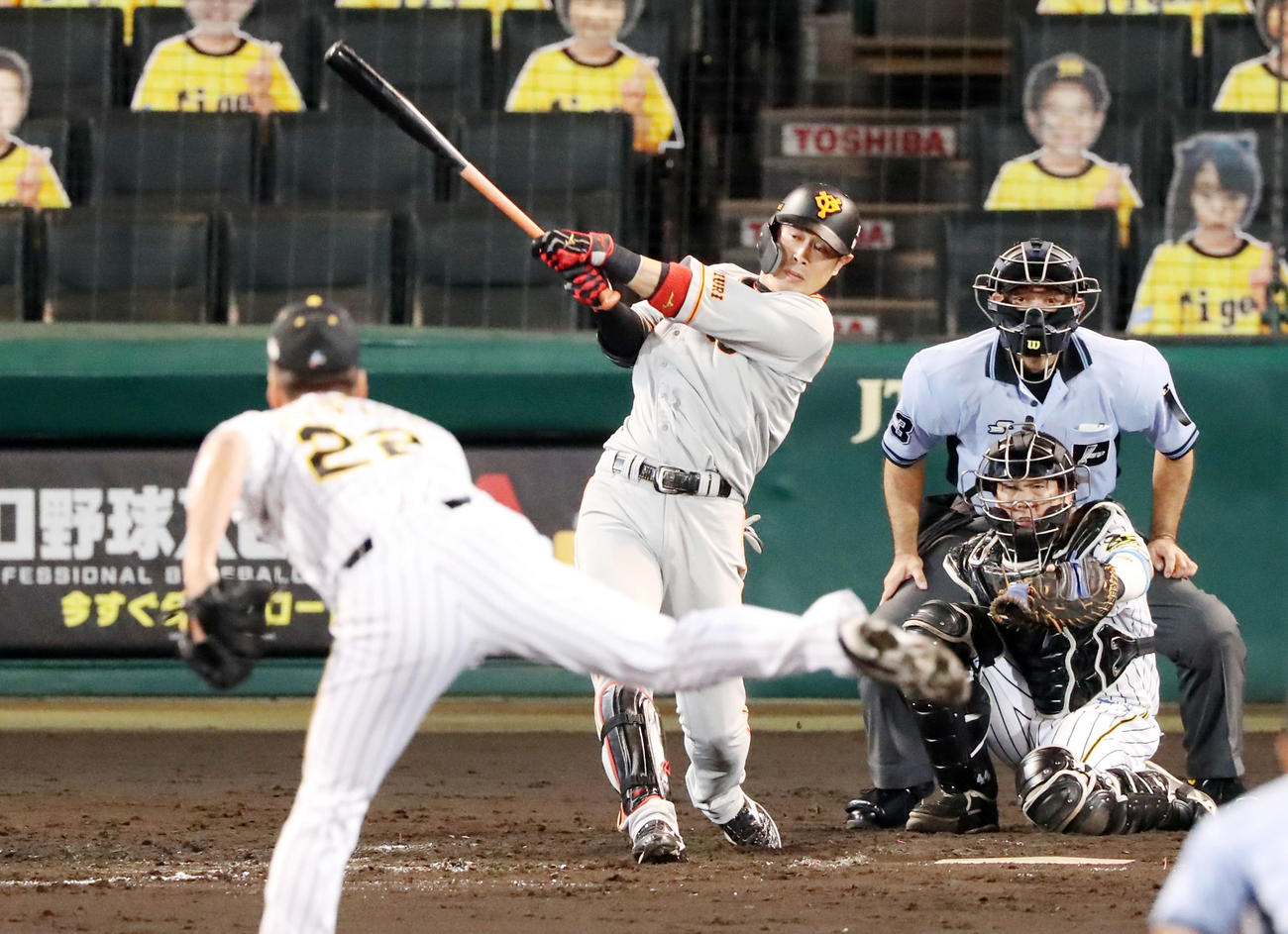 阪神対巨人　9回表巨人2死一、三塁、代打亀井は右前適時打を放ち通算1000安打を記録する（撮影・加藤哉）