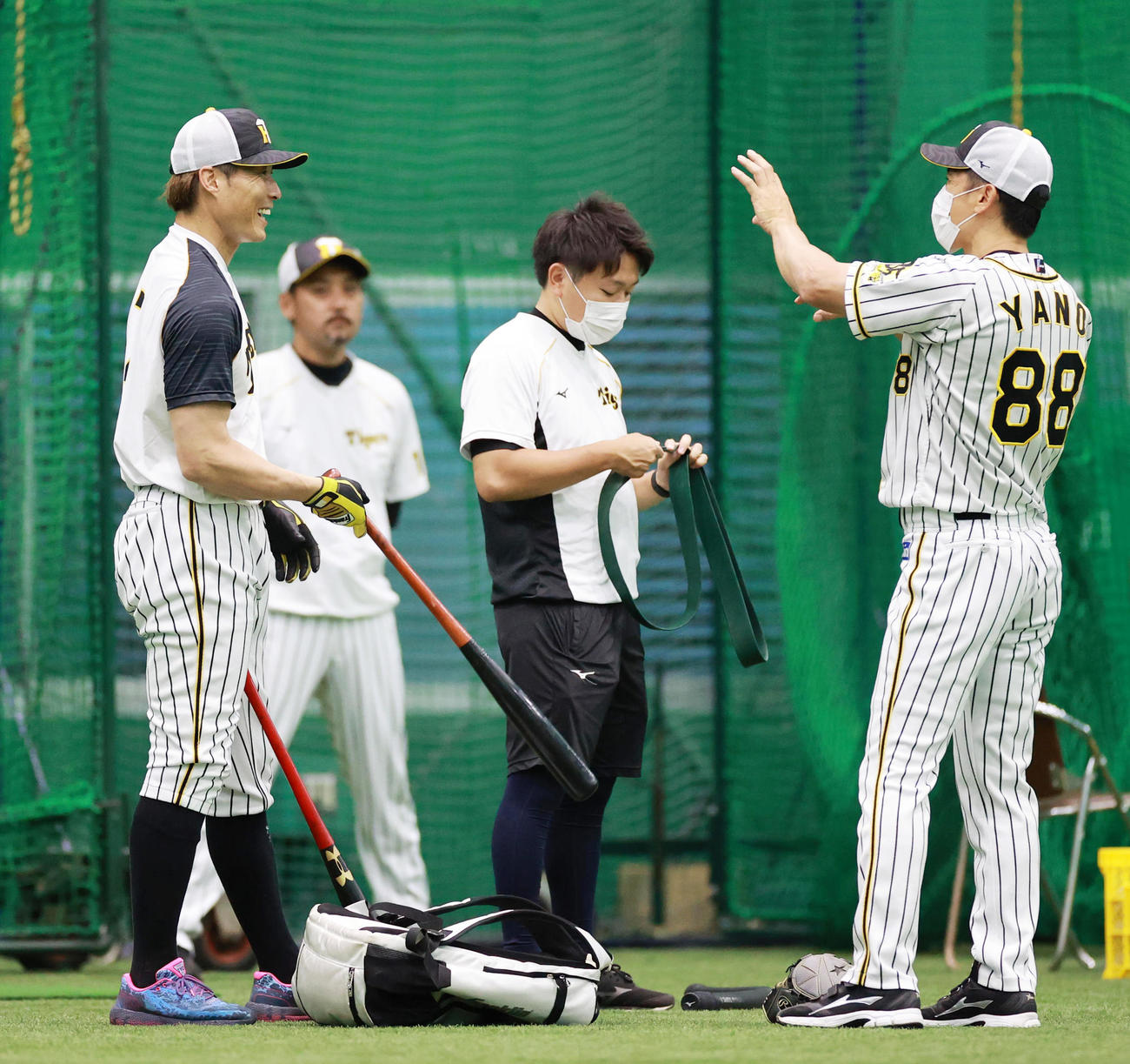 阪神対巨人　練習で話をする糸井嘉男（左）と矢野耀大監督（撮影・清水貴仁