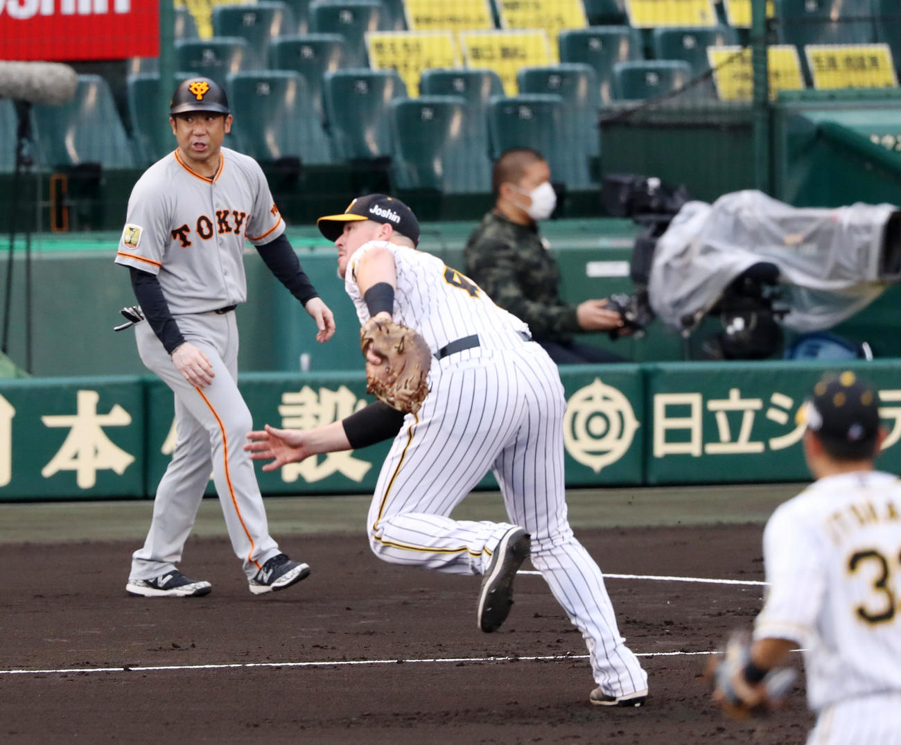 阪神対巨人　2回表巨人1死、ボーアはウィーラーの打球をエラーする（撮影・加藤哉）