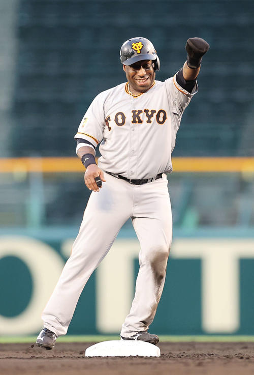 阪神対巨人　4回表巨人1死一塁、二盗を決めガッツポーズを見せるウィーラー（撮影・河野匠）