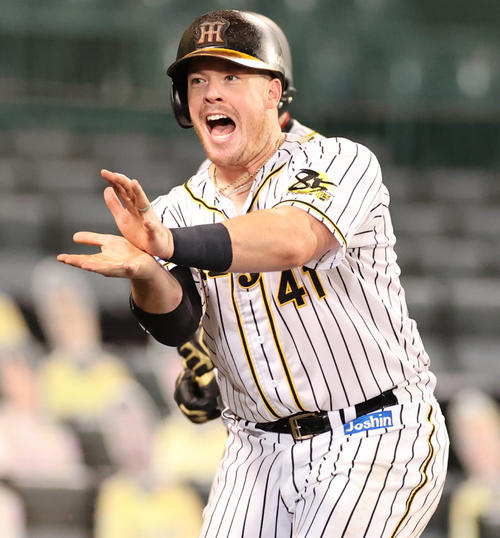 阪神対巨人　7回裏阪神無死一塁、右中間へ先制本塁打を放ち生還しポーズを決めるボーア（撮影・清水貴仁）
