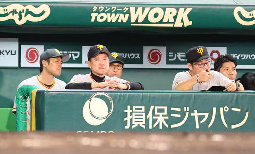 阪神対巨人　苦しい展開に渋い顔をみせる原監督（撮影・清水貴仁）