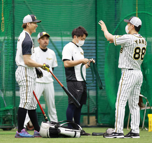 阪神対巨人　練習で話をする糸井嘉男（左）と矢野耀大監督（撮影・清水貴仁