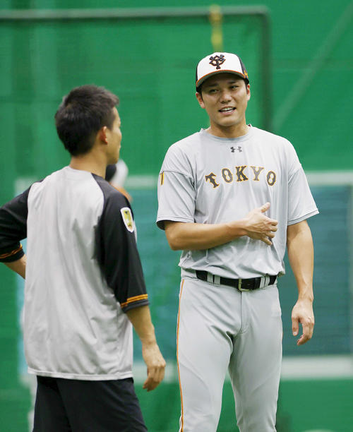 阪神対巨人　試合前練習で左脇腹を気にする巨人坂本（右）（撮影・河野匠）