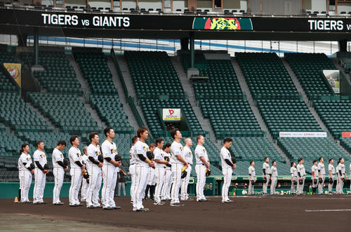 阪神対巨人　甲子園開幕オープニングセレモニーが行われ整列する両軍ナイン（撮影・清水貴仁）