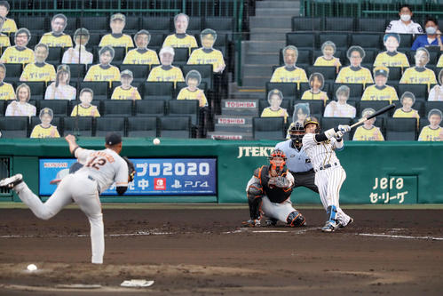 阪神対巨人　2回裏阪神2死、梅野は中前打を放つ（撮影・加藤哉）