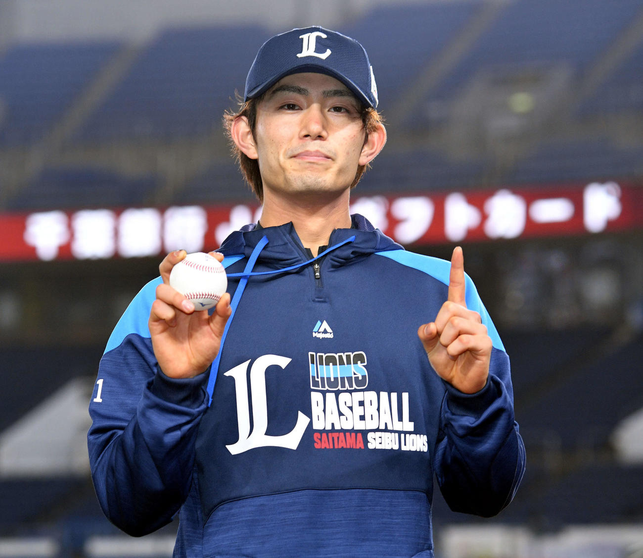 ロッテ対西武　今季初勝利の西武今井は勝利球を手に「1」のポーズを決める（撮影・滝沢徹郎）