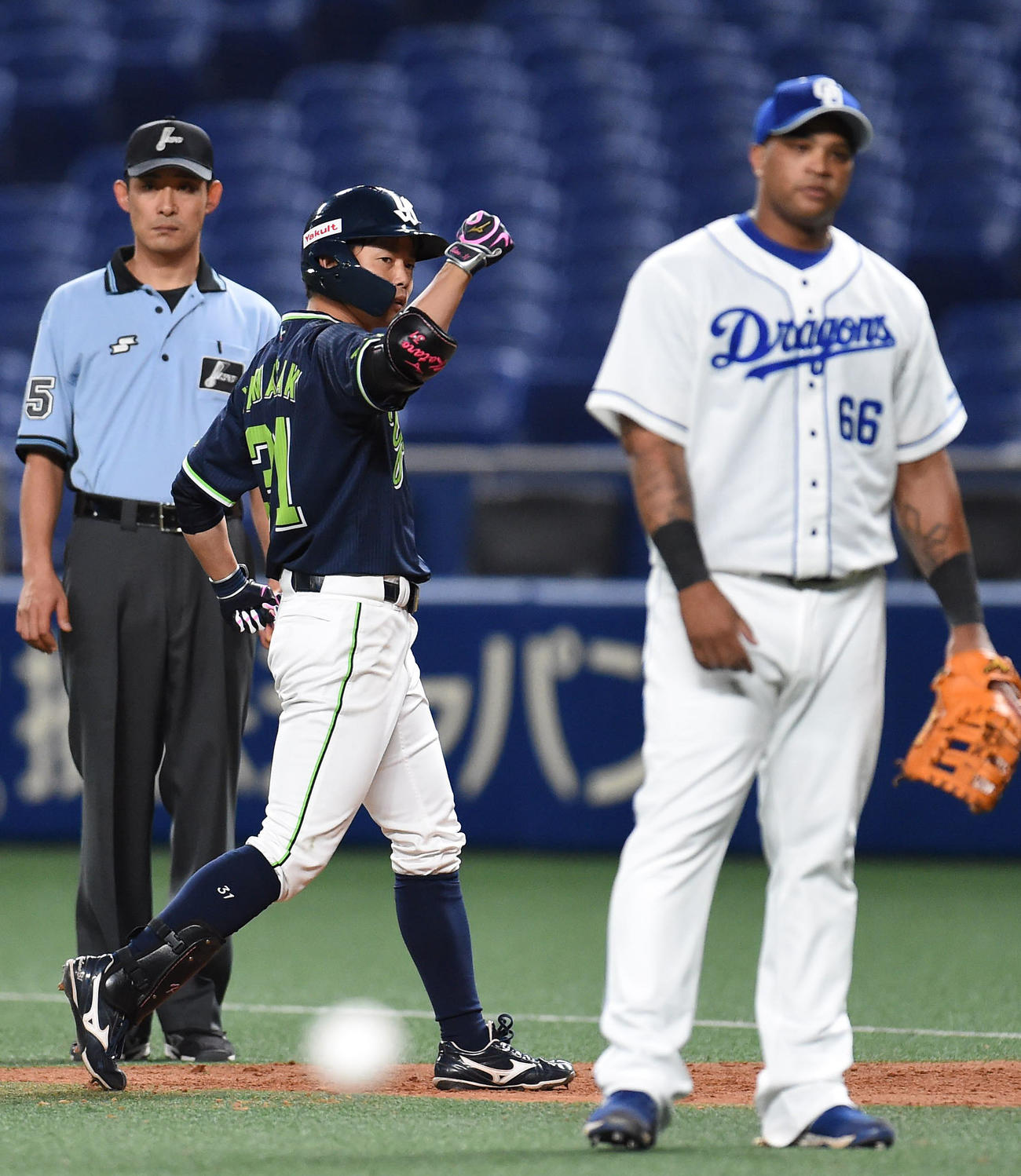 中日対ヤクルト　9回表ヤクルト1死満塁、左2点適時打を放った山崎はガッツポーズをみせる（撮影・森本幸一）