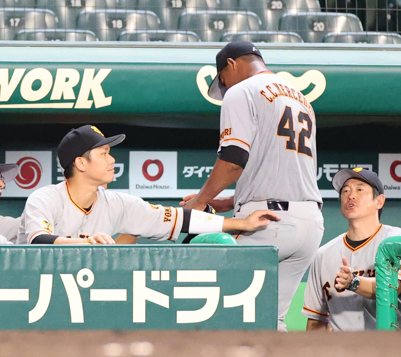 阪神対巨人　7回裏阪神2死二塁、途中降板となるメルセデス（中央）、左は坂本勇人（撮影・清水貴仁）