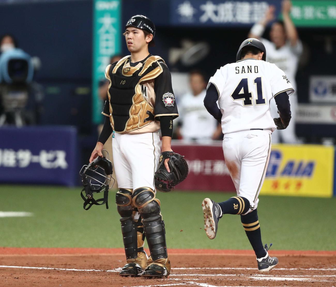 オリックス対日本ハム　8回裏オリックス2死一、三塁、清水が三塁にけん制悪送球し三塁走者の佐野が生還（撮影・黒川智章）