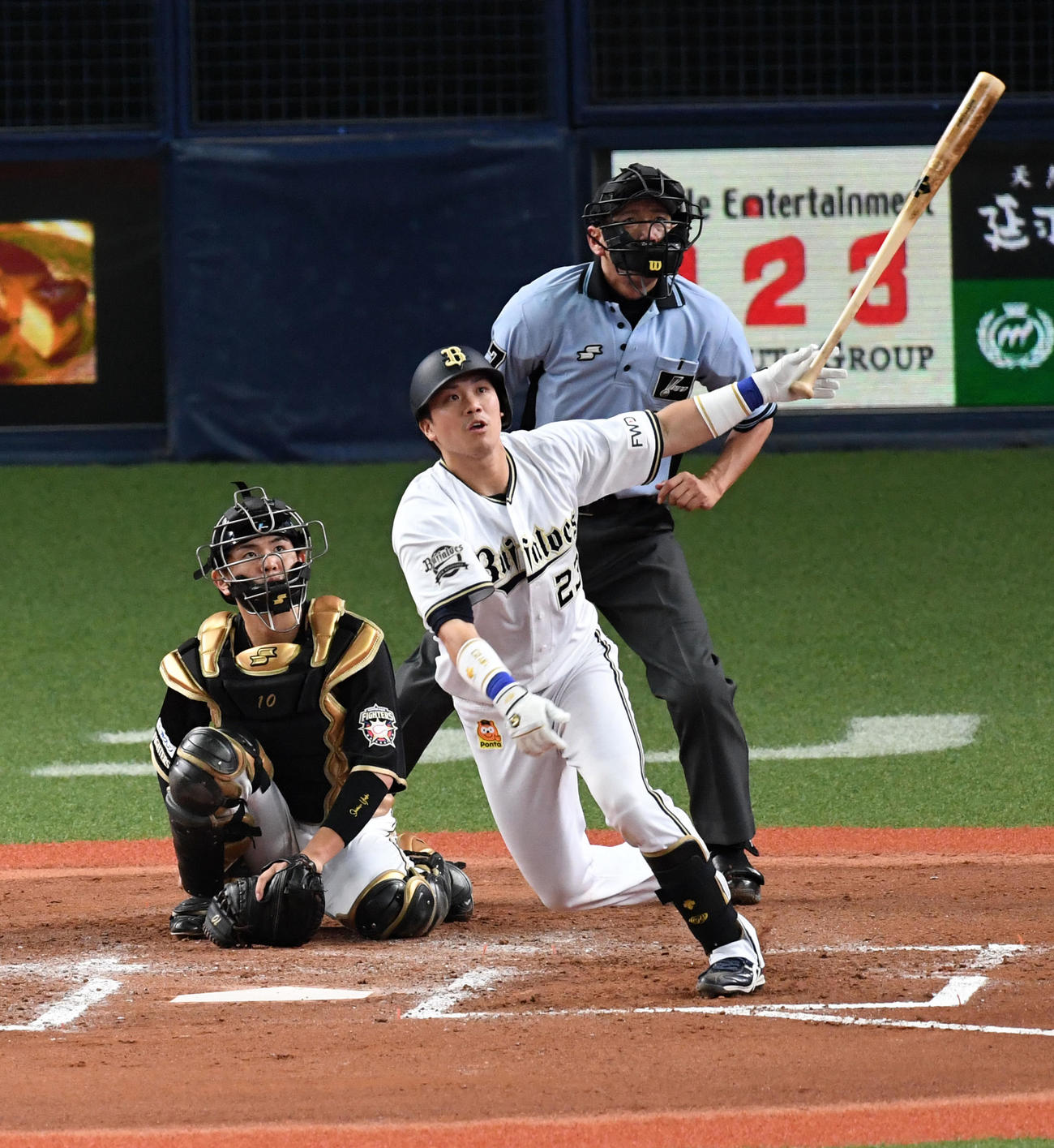 6回裏オリックス2死、伏見は左越え本塁打を放つ（撮影・前岡正明）