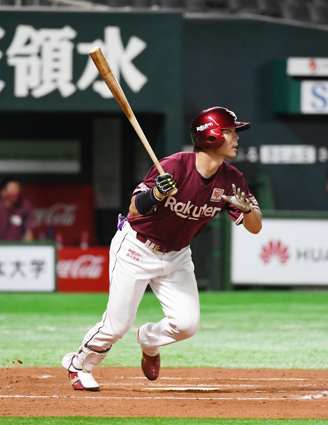 ソフトバンク対楽天　6回回表楽天2死一、三塁、、島内は中前適時打を放つ（撮影・今浪浩三）