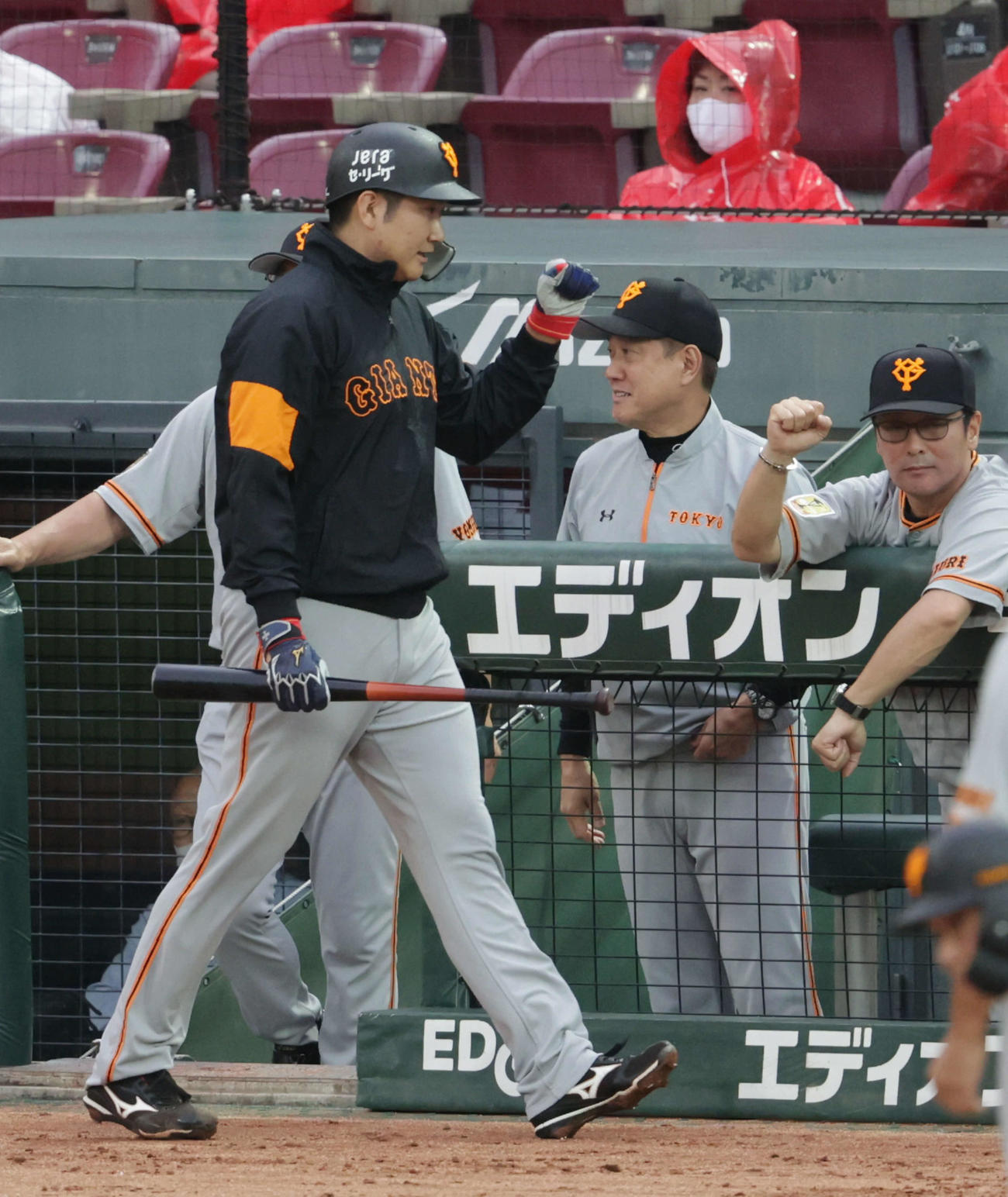 広島対巨人4回戦　3回表巨人1死一、三塁、丸の先制左適時二塁打で生還した菅野を迎える原監督（中央）（撮影・加藤孝規）