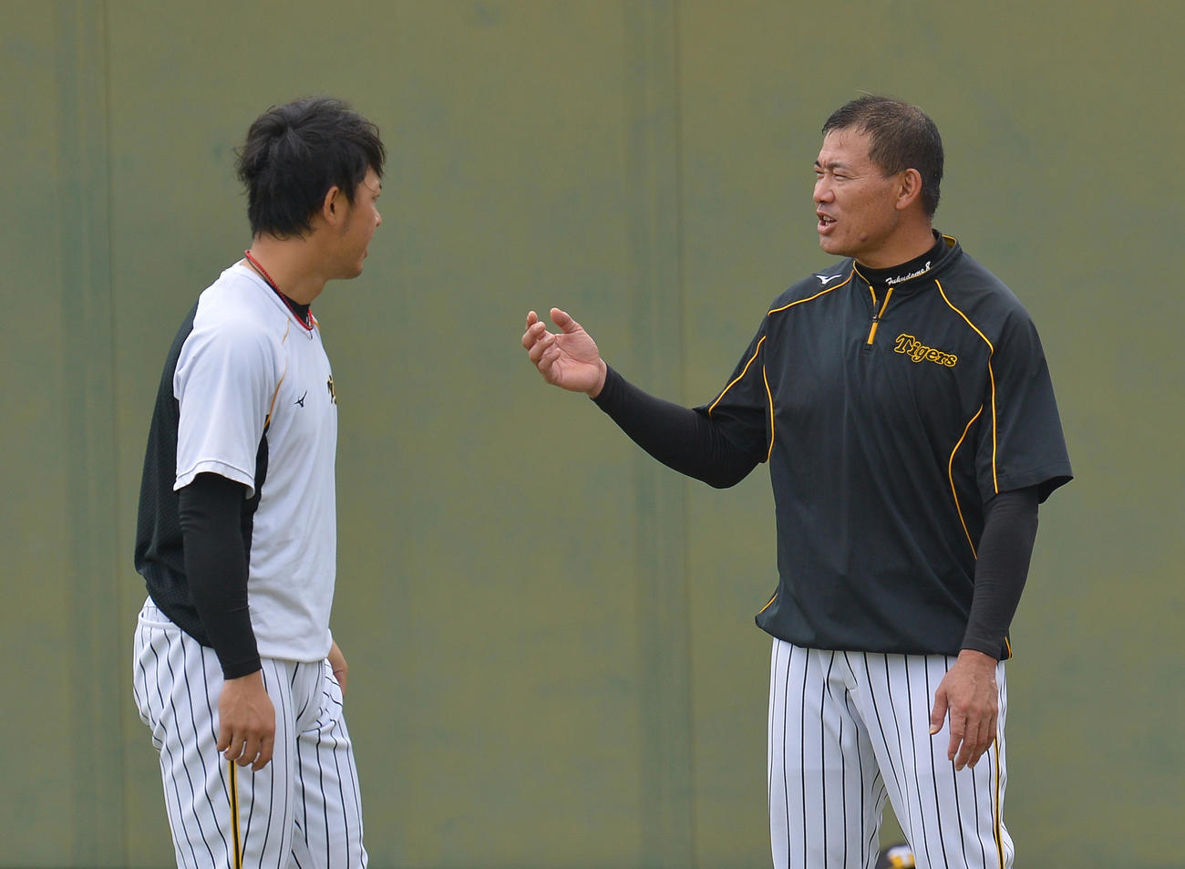 試合前練習、阪神福留（右）と話す高山（左）