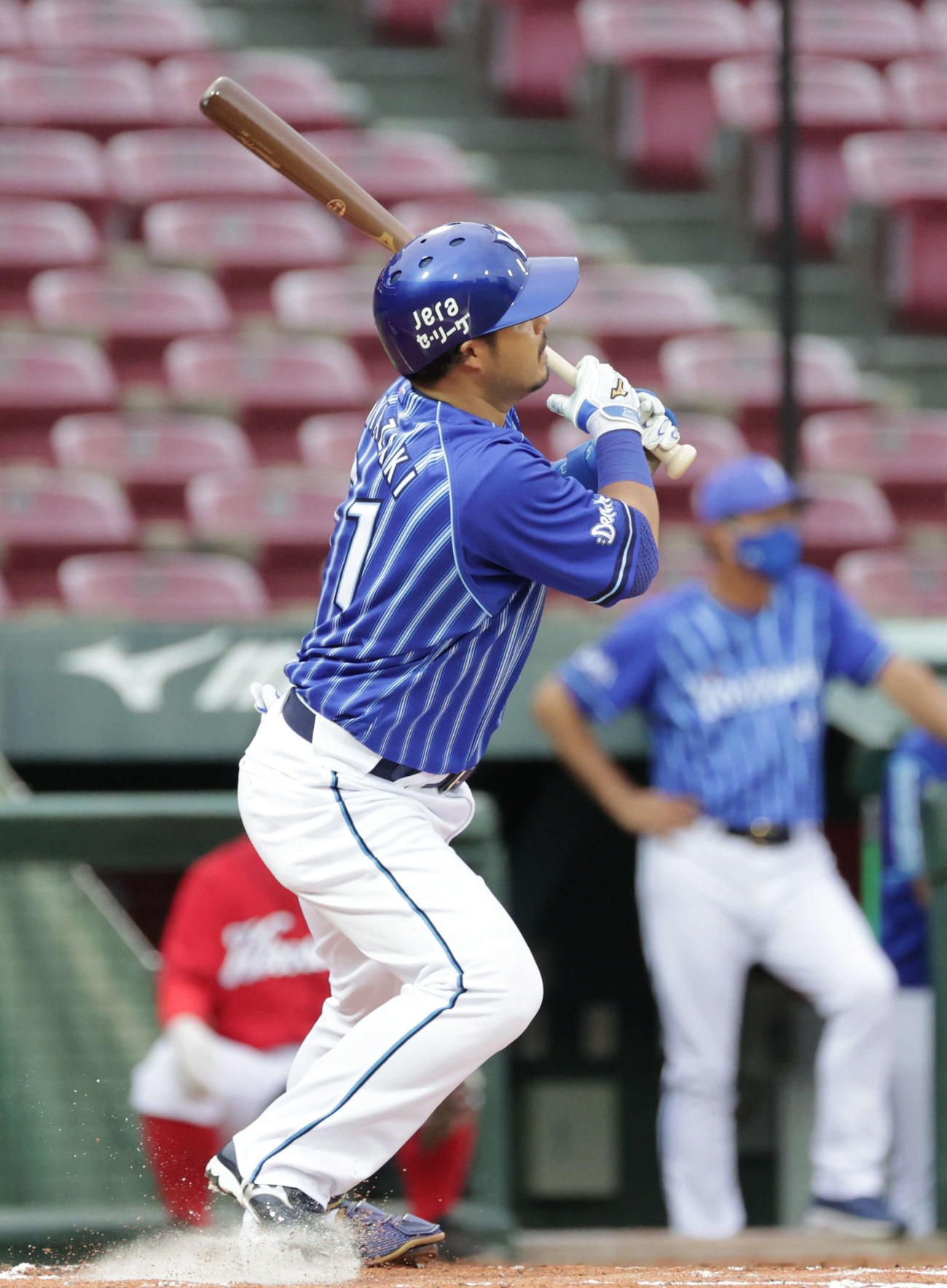 広島対DeNA5回戦　1回表DeNA2死一、三塁、宮崎敏郎は適時内野安打を放つ（撮影・加藤孝規）