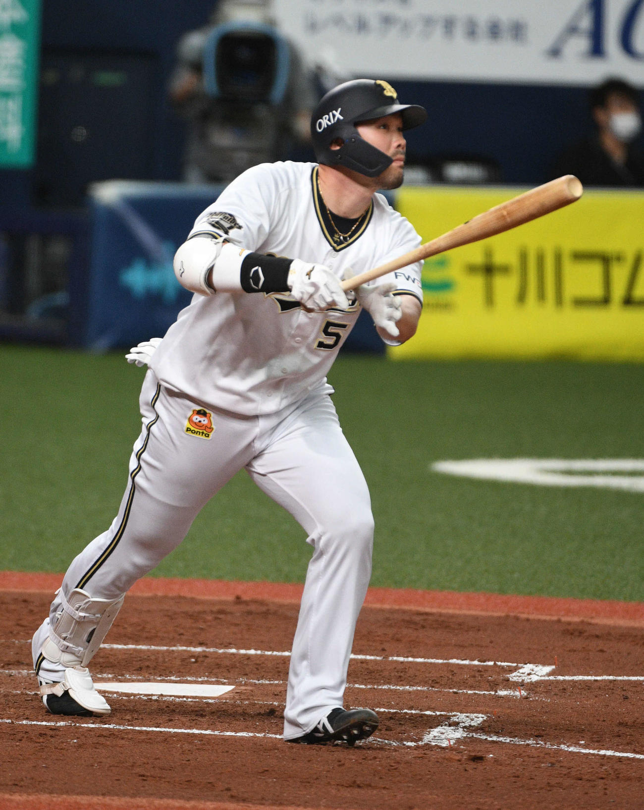 4回裏オリックス1死二塁、T－岡田は二点本塁打を放ち打球の行方を見る（撮影・渦原淳）