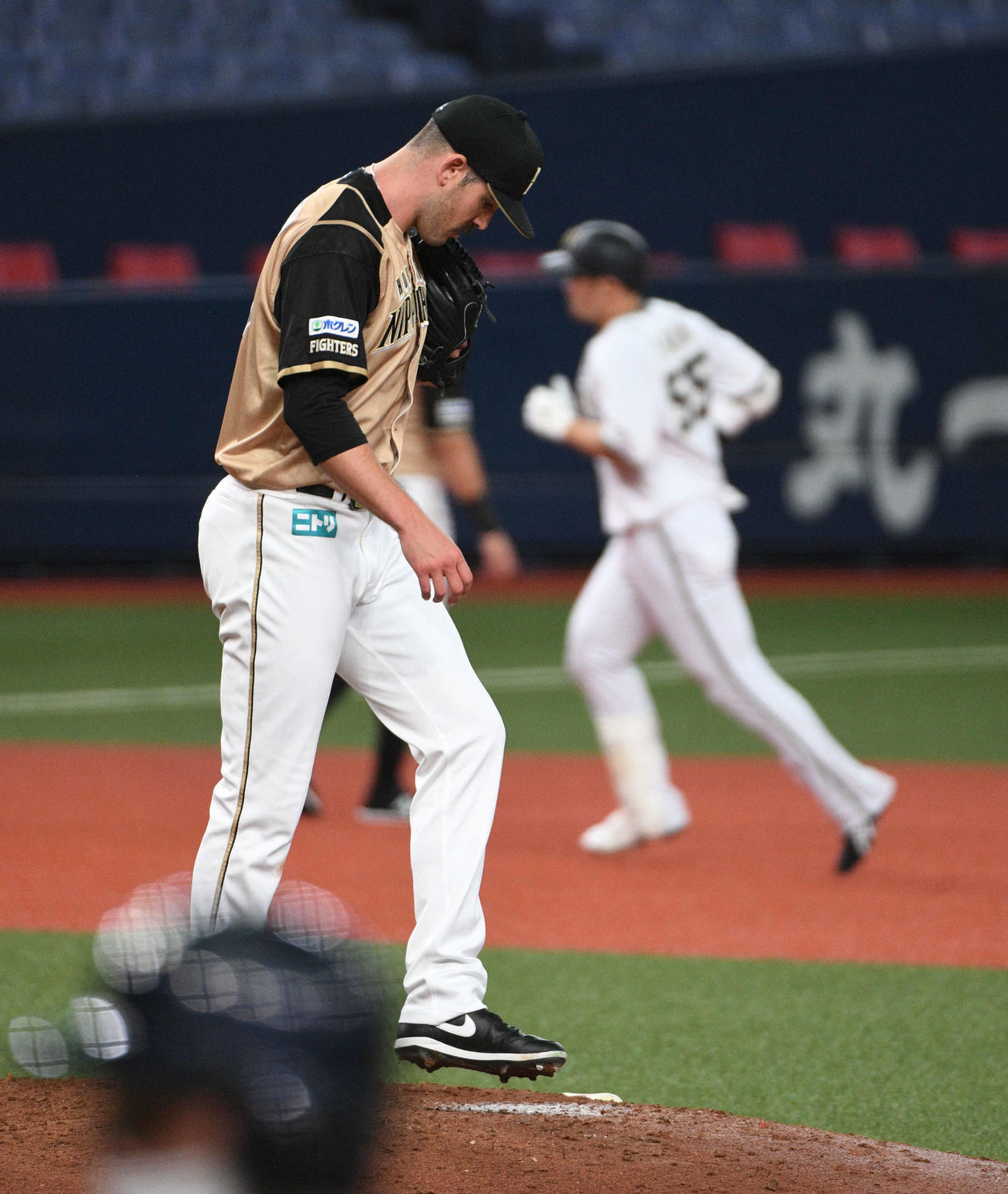 4回裏オリックス1死二塁、T－岡田に2点本塁打を浴びたバーヘイゲン（撮影・渦原淳）