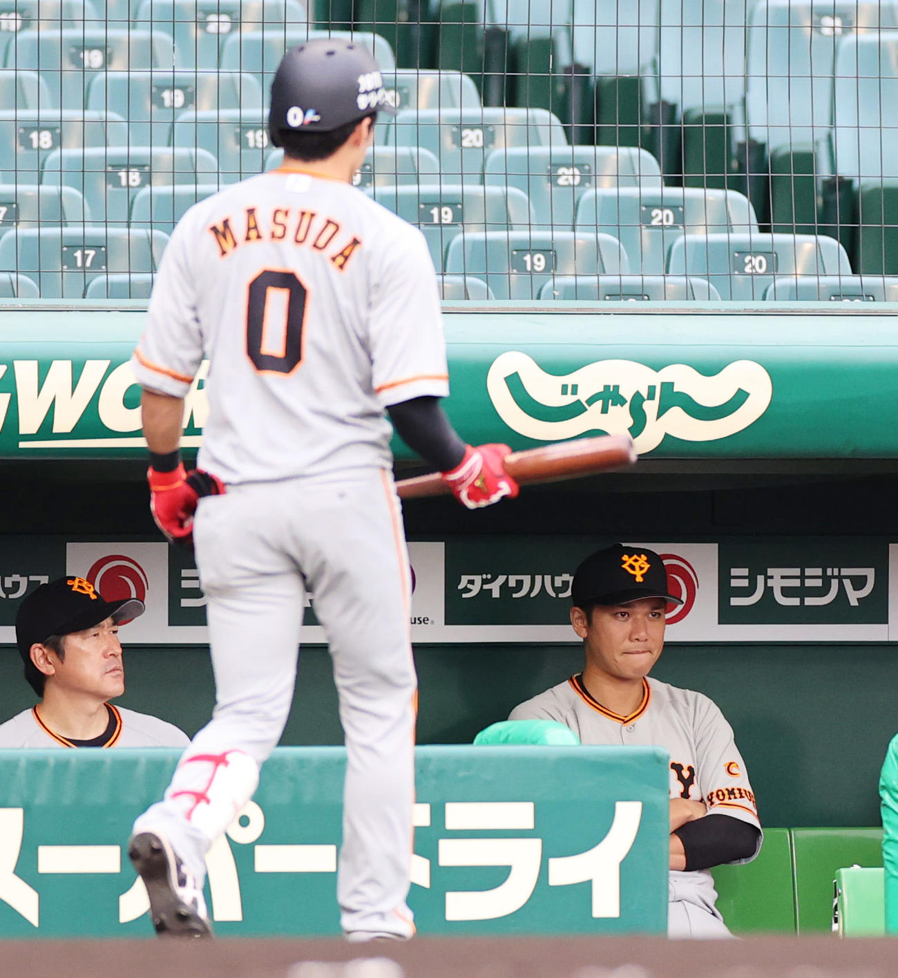 スタメンを外れる坂本勇人（右）（撮影・清水貴仁）