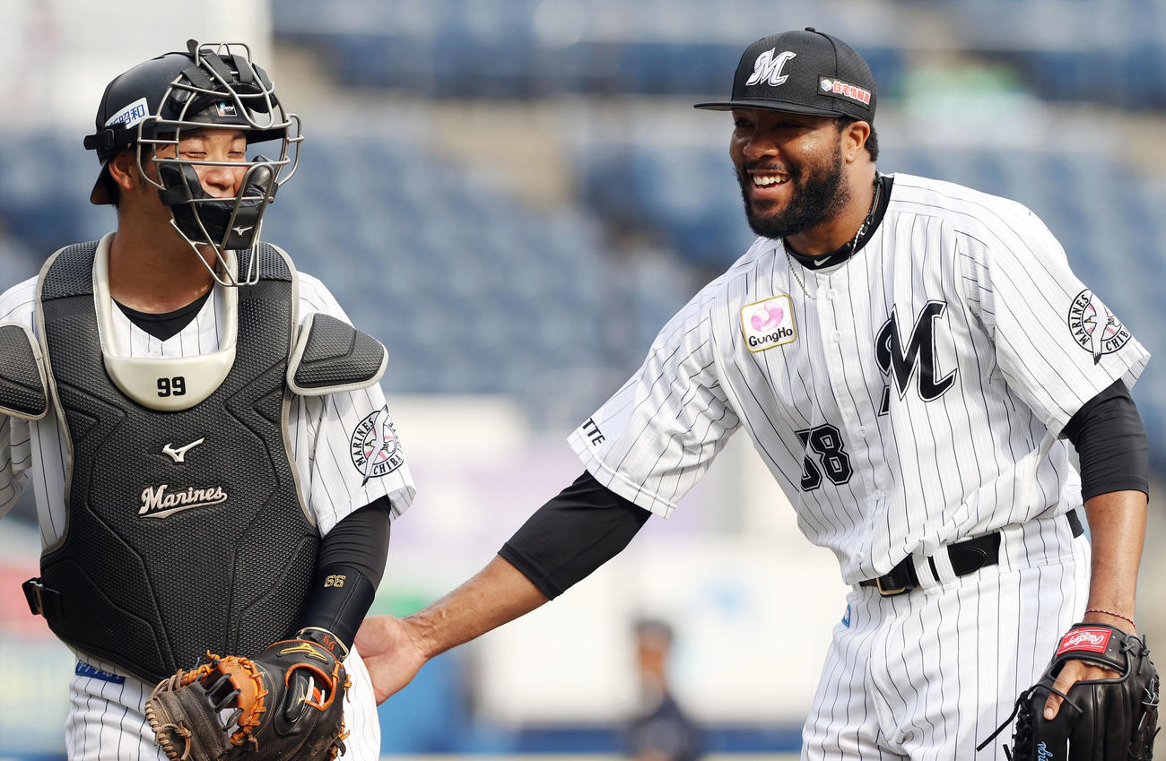 ロッテ対オリックス　8回表オリックスの攻撃を無失点に抑えたロッテのジャクソン（右）は柿沼と笑顔（2020年6月27日撮影）