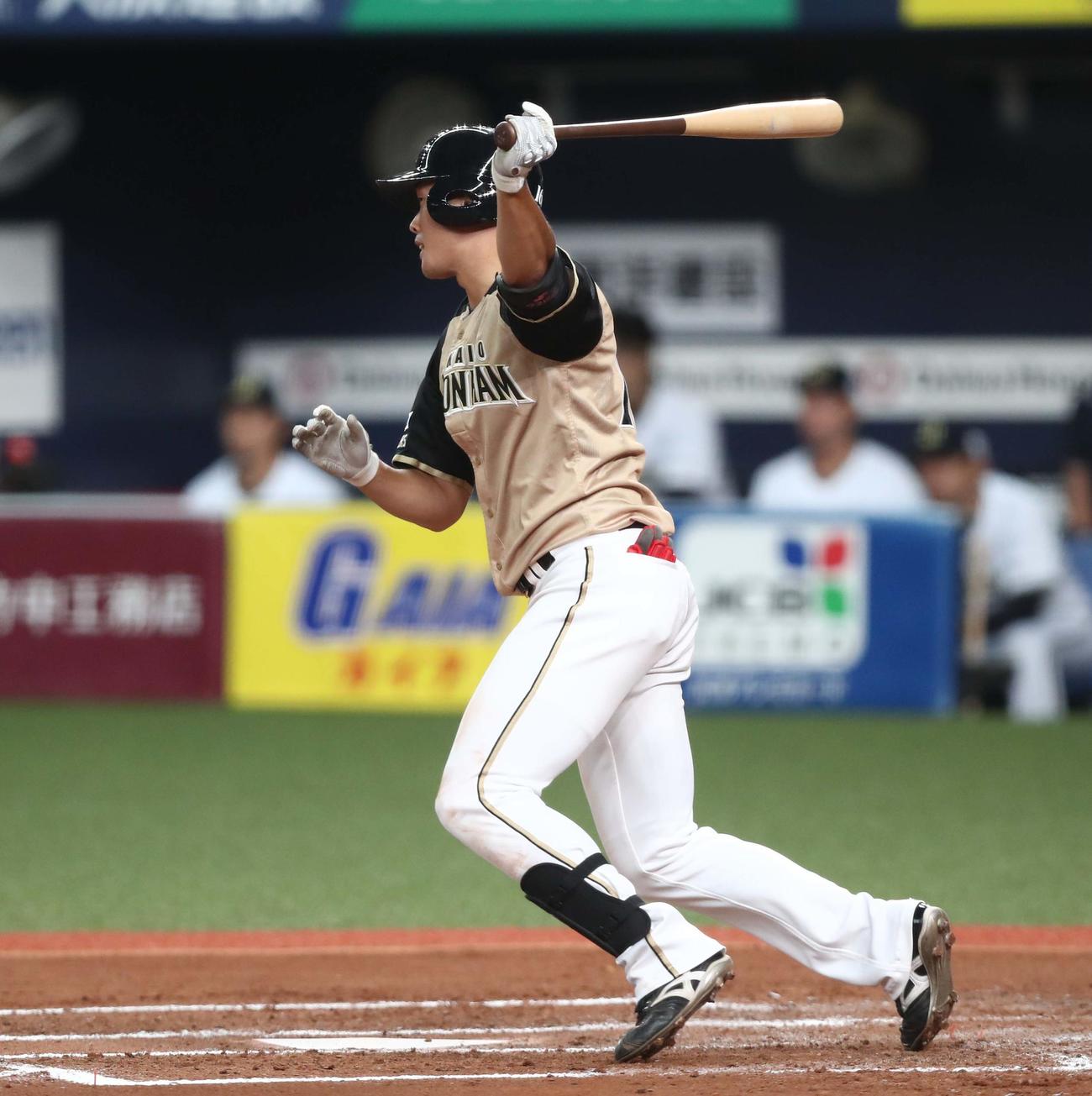 オリックス対日本ハム　6回表日本ハム2死、中前打を放つ高浜（撮影・黒川智章）