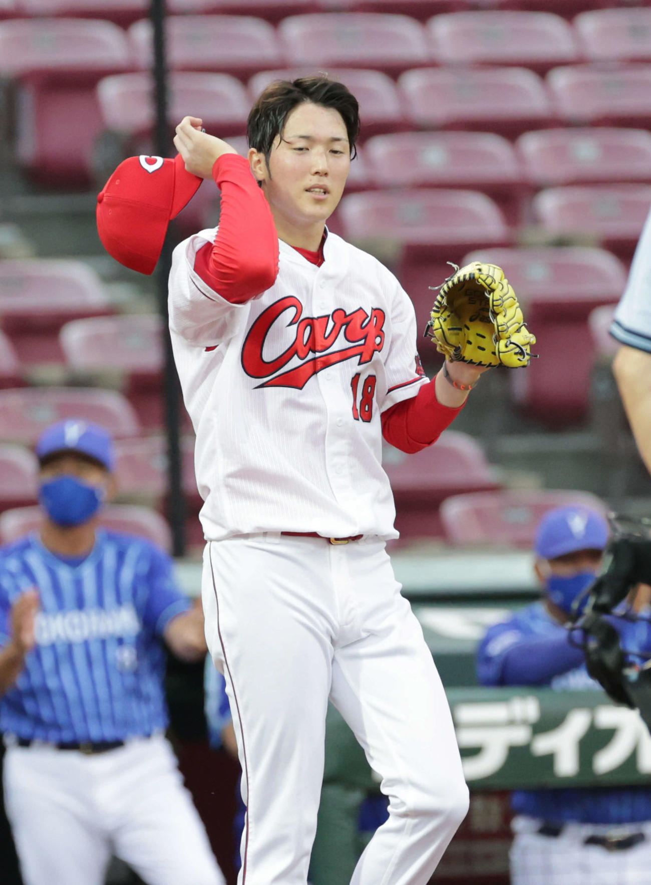 1回表DeNA2死一、二塁、ロペスにの先制右前適時打を打たれた広島先発の森下（撮影・加藤孝規）