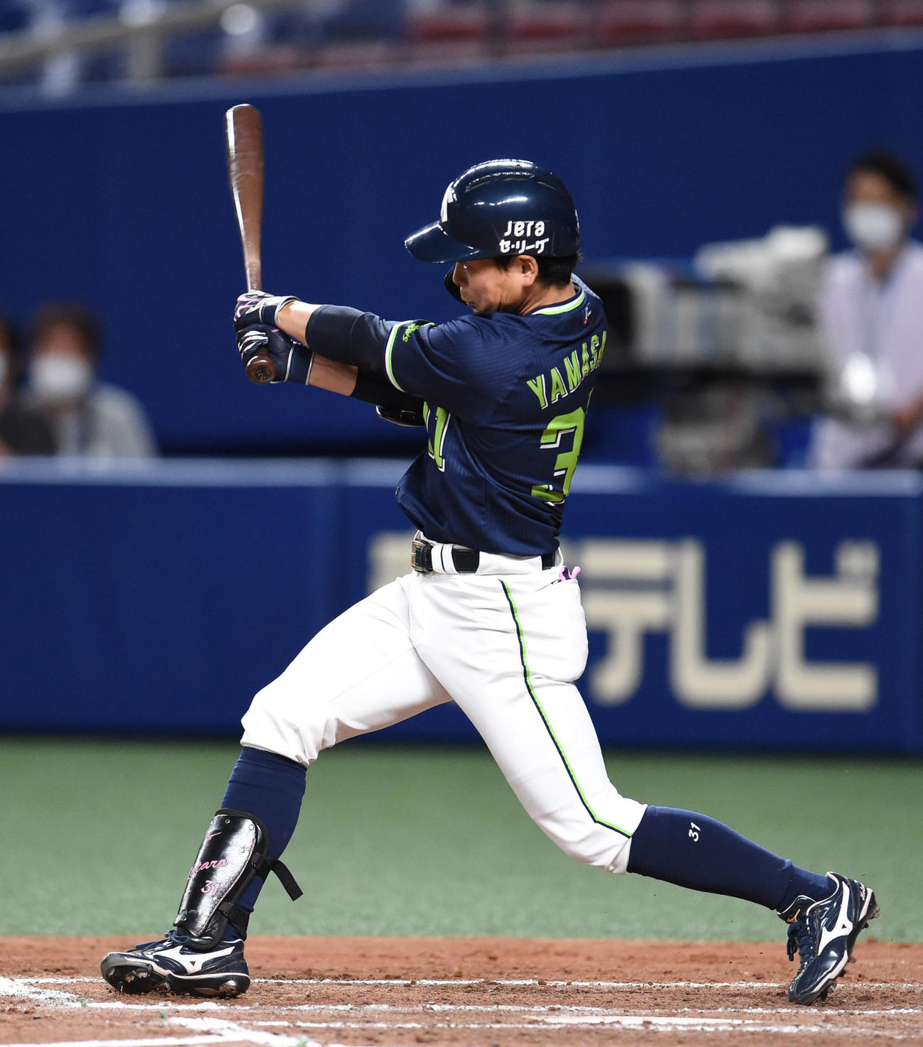 中日対ヤクルト　3回表ヤクルト無死一、二塁、右適時二塁打を放った山崎（撮影・森本幸一）