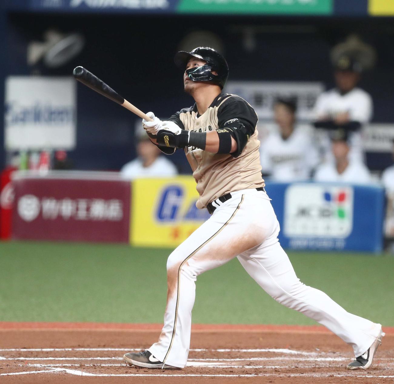 オリックス対日本ハム　6回表日本ハム無死一、二塁、左越え3点本塁打を放つ中田（撮影・黒川智章）