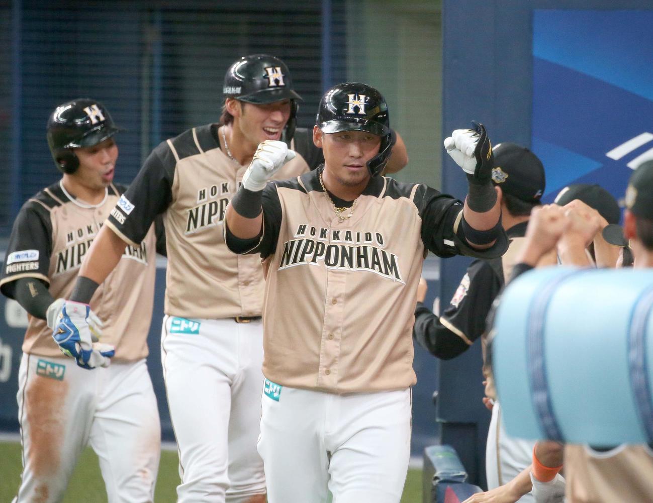 オリックス対日本ハム　6回表日本ハム無死一、二塁、左越え3点本塁打を放ちナインに出迎えられる中田（撮影・黒川智章）