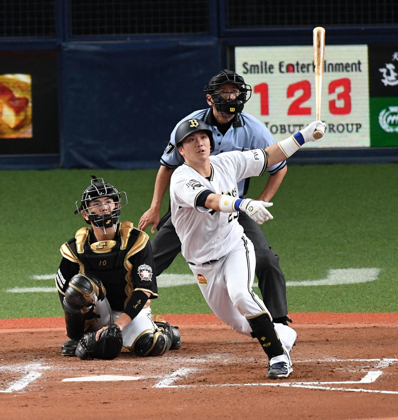 オリックス対日本ハム　6回裏オリックス2死、伏見は左越え本塁打を放つ（撮影・前岡正明）